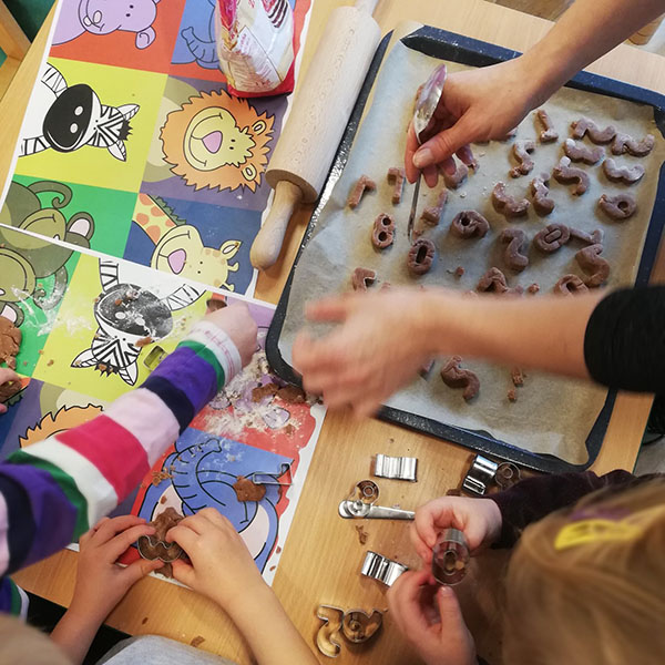 Dziecięce ręce pracują z materiałami Montessori